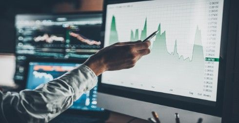 What are the indicators for measuring company value? What is the difference between common stock and preferred stock?